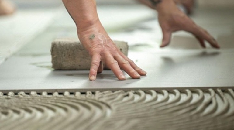 آیا چسب کاشی ضد آب است؟ نکات مهم قبل از کاشی‌کاری